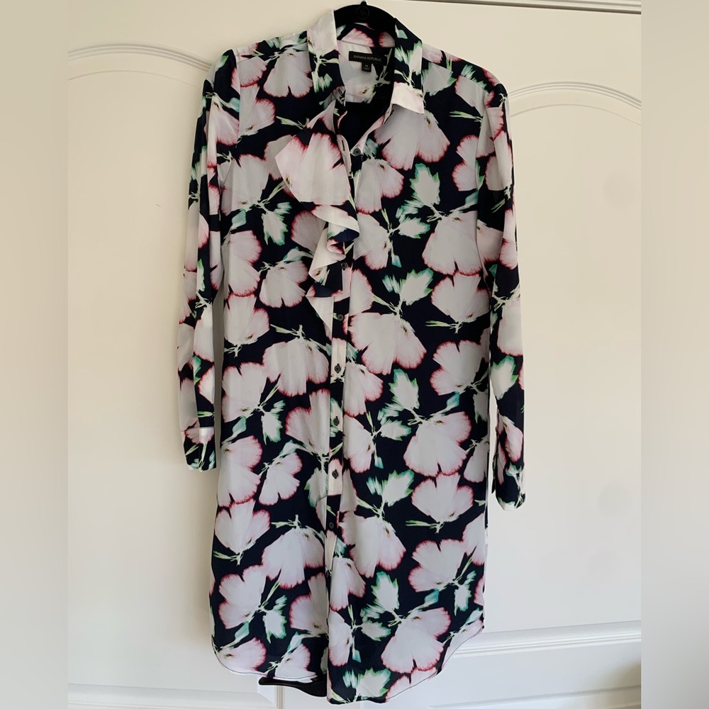 Banana Republic Button down shirt dress, long sleeve mid length & lined